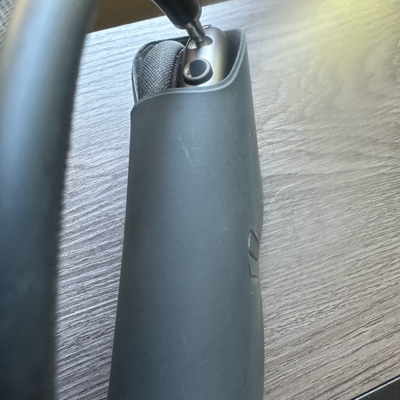 Apple Airpods Max in Black - Picture 11 of 14